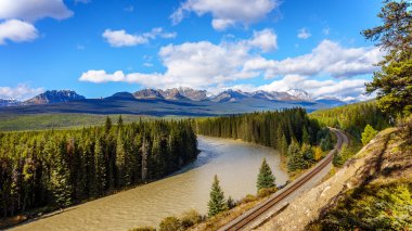 Banff Ulusal Parkı'nda Bow Nehri sonbaharda Morant'a'nın eğri