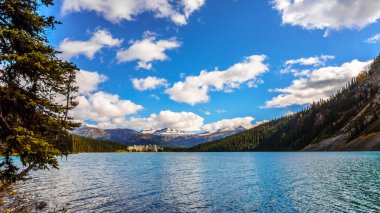 Lake Louise ile birlik tepe ve arka planda Whitehorn dağ