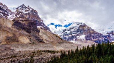 Sağlam Hiking Trail için düz, altı buzullar Banff içinde çevreleyen dağlar
