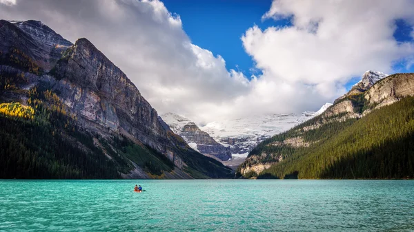 Lago Louise com o Monte Victoria no fundo — Fotografia de Stock