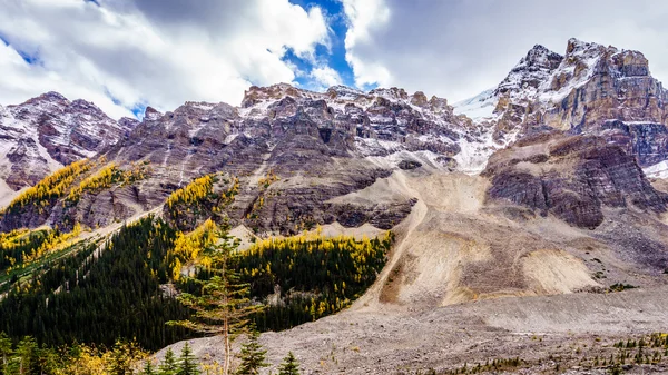 Mount Aberdeen and Fairview Mountain from the Hiking Trail to the Plain of Six Glaciers in Banff — Stock Photo, Image