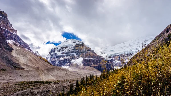Mount Lefroy en de Mitre vanuit de wandelweg naar de vlakte van de zes gletsjers in Banff — Stockfoto
