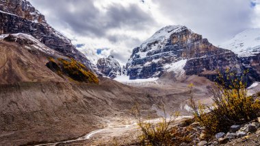 Altı düz buzullar için yolun dan Mount Lefroy görünümünü