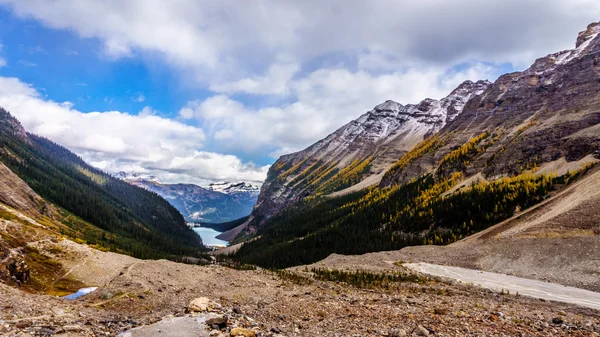 Veduta del lago Louise dal sentiero alla pianura dei sei ghiacciai — Foto Stock