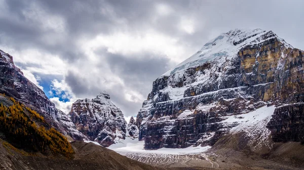 Uitzicht op Mount Lefroy en de mijter van de Trail naar de vlakte van de zes gletsjers — Stockfoto