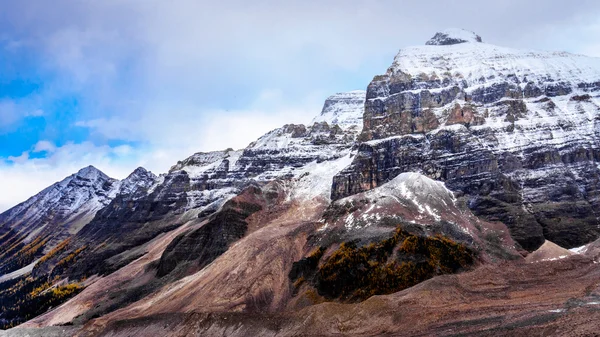 Mount Aberdeen och Fairview berg sett från leden till vanligt av sex glaciärer — Stockfoto