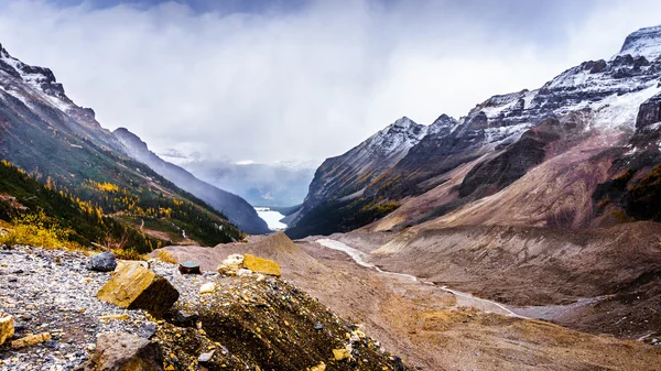 Vista Fairview Mountain e Lake Louise dalla Pianura dei Sei Ghiacciai — Foto Stock