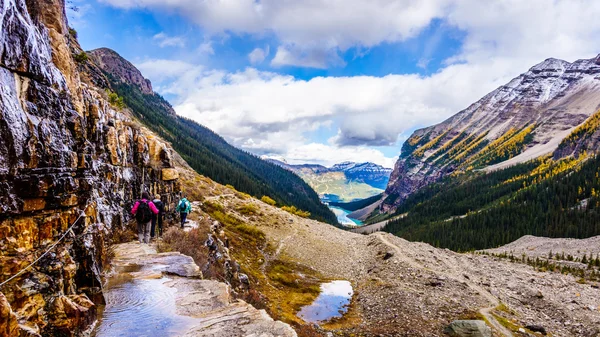 Escursioni fino al lago Louise sul sentiero dalla pianura dei sei ghiacciai — Foto Stock