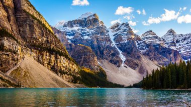 Buzultaş göl ve çevresindeki dağların Banff Ulusal Parkı'nda