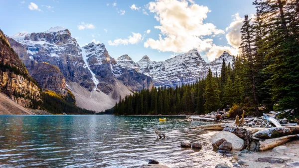 Lago Moraine e Montanhas circundantes em Banff National Park — Fotografia de Stock