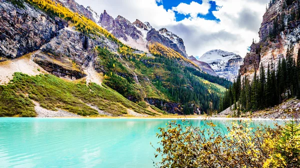 Água azul-turquesa do Lago Louise e da Montanha Fairview no Parque Nacional de Banff — Fotografia de Stock