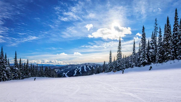 Esquí por pistas de esquí lisas bajo el cielo azul — Foto de Stock
