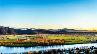 Misyon tepenin ardında bereketli Fraser Valley görünümünden