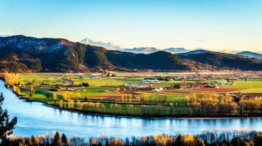 Misyon tepenin ardında bereketli Fraser Valley görünümünden