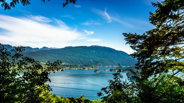 Dorp van Deep Cove op de oever van de Burrard Inlet en Indische Arm — Stockfoto