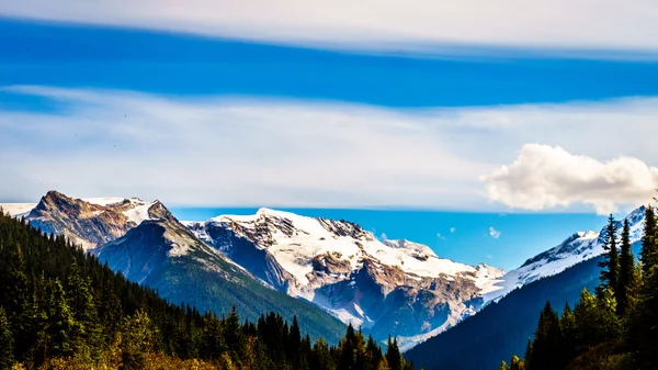 Montañas cubiertas de nieve en Rogers Pass —  Fotos de Stock