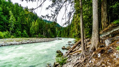  Lillooet Nehri akıntı yönünde Nairn Falls Nairn Falls il parklar sonra turkuaz su