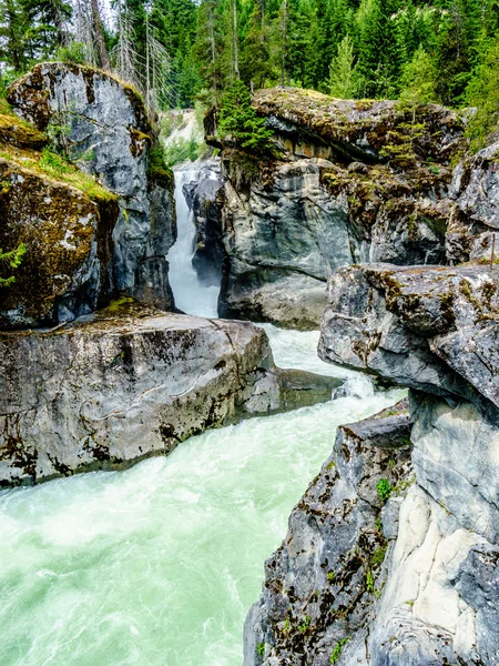 O rio Lillooet desce em cascata pelas Cataratas de Nairn no Parque Provincial de Nairn Falls — Fotografia de Stock