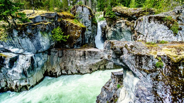 Il fiume Lillooet che scende a cascata lungo le cascate Nairn Falls nel parco provinciale di Nairn Falls — Foto Stock