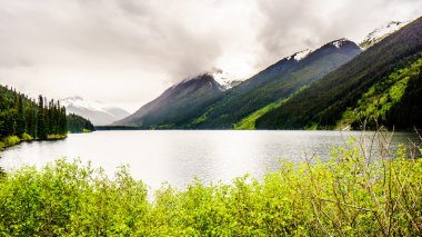 Otoyol 99 Lillooet British Columbia bulutlu bir günde yakınındaki Seton Gölü