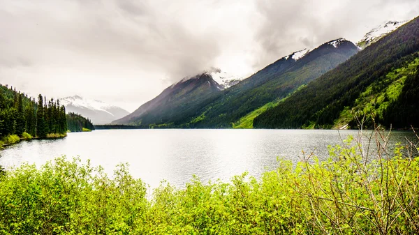 Lac Seton le long de la route 99 près de Lillooet, en Colombie-Britannique, un jour nuageux — Photo