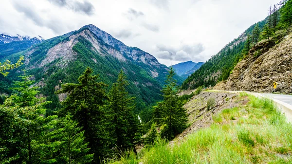 Highway 99, Duffy Lake Road, som slingrar sig genom de kust-bergen i British Columbia, Kanada — Stockfoto