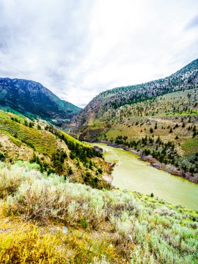 British Columbia, Kanada Lillooet kasaba doğru olarak yüklü silt Fraser nehir akar