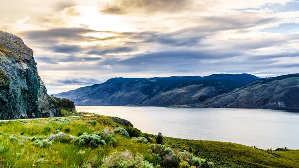 Ηλιοβασίλεμα πάνω από τη λίμνη Kamloops κατά μήκος τα Διευρωπαϊκά Καναδά εθνική οδό στη Βρετανική Κολομβία — Φωτογραφία Αρχείου