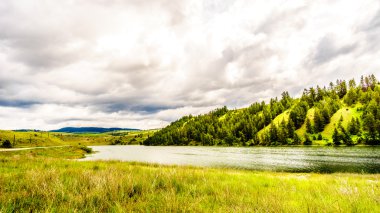 Otoban 5a Merritt British Columbia Kanada arasındaki Kamloops Trapp göl üzerinde bulutlu gökyüzü