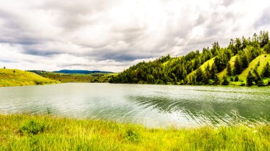 Otoban 5a Merritt British Columbia Kanada arasındaki Kamloops Trapp göl üzerinde bulutlu gökyüzü