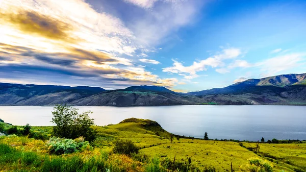 Sonnenuntergang über dem Kamloops-See entlang des Trans-Canada-Highways in Britisch-Kolumbien — Stockfoto