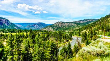 Nicola River Valley yakınındaki Merritt British Columbia Spences köprüsünde Fraser Nehri için sarma