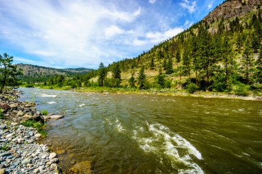 Hızlı akan su o Nicola nehrin alt Nicola vadi boyunca akar