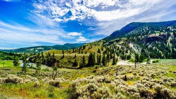 El río Nicola y las montañas que rodean el valle de Nicola — Foto de Stock