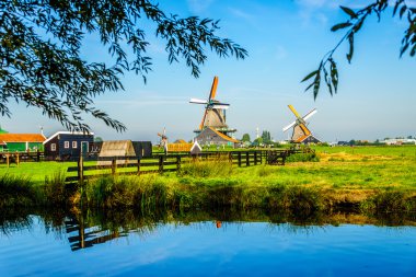 Zaanse Schans'a Köyü Hollanda Zaan Nehri boyunca tam operasyonel tarihi Hollanda yel değirmenleri