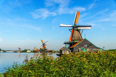 Zaanse Schans'a Köyü Hollanda Zaan Nehri boyunca tam operasyonel tarihi Hollanda yel değirmenleri