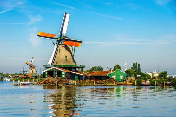 Molinos de viento holandeses históricos totalmente operativos a lo largo del río Zaan en el pueblo de Zaanse Schans en los Países Bajos —  Fotos de Stock