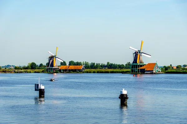 View from the Zaan River of fully functioning old Dutch Windmills at the village of Zaanse Schans and Zaandijk in the Netherlands — Stock Photo, Image