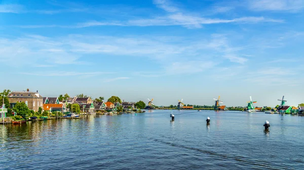 Vista desde el río Zaan de molinos de viento holandeses y casas históricas en el histórico pueblo de Zaanse Schans y Zaandijk en los Países Bajos —  Fotos de Stock