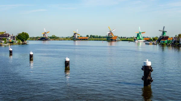 Blick vom Zaan-Fluss auf holländische Windmühlen und historische Häuser im historischen Dorf Zaanse schans und Zaandijk in den Niederlanden — Stockfoto