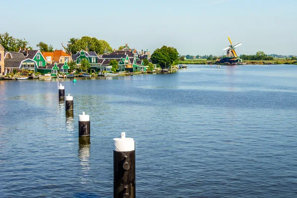 Nézd meg Tibor folyó holland szélmalmok és a történelmi házak: Zaanse Schans történelmi falu és a holland Zaandijk — Stock Fotó