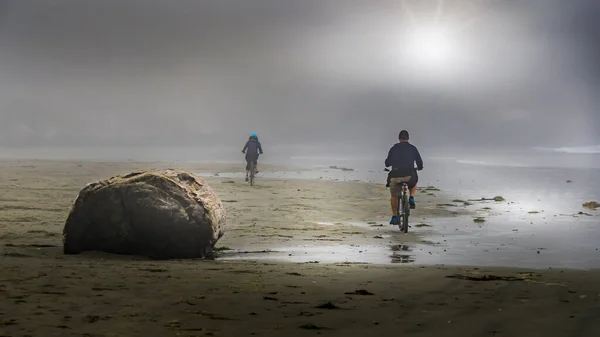 Motociclistas Densa Niebla Playa Cox Bay Parque Nacional Pacific Rim — Foto de Stock