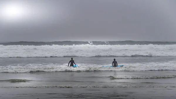 Surfer Auf Dem Weg Die Wellen Dichten Nebel Zum Surfen — Stockfoto