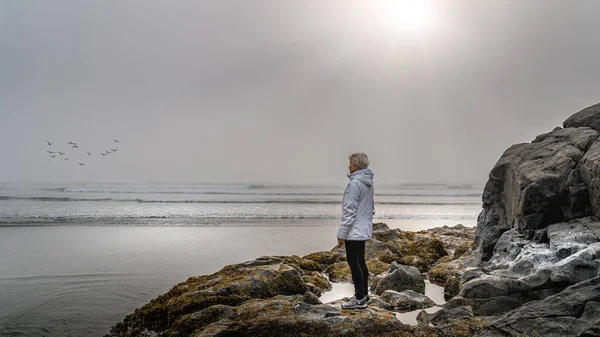 Mujer Mayor Mirando Hacia Densa Niebla Sobre Océano Pacífico Cox — Foto de Stock