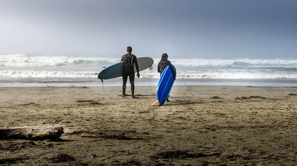 Dois Surfistas Dirigem Para Oceano Pacífico Coberto Nevoeiro Cox Bay Imagens Royalty-Free