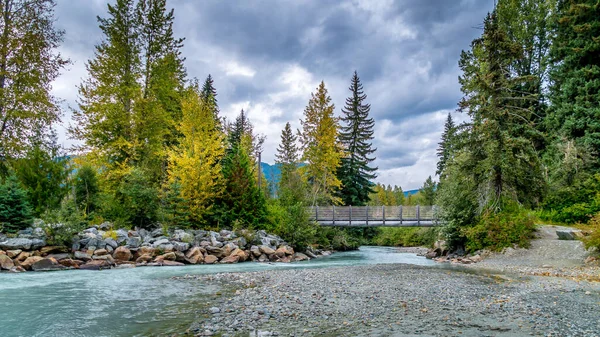 Caminhe Pela Ponte Sobre Águas Turquesa Fitzsimmons Creek Vila Whistler — Fotografia de Stock