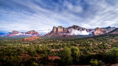 ABD 'nin Coconino Ulusal Ormanı' nda Kuzey Arizona 'daki Sedona kasabası yakınlarında meydana gelen sağanak yağış sonrasında, Munds Dağı' nın Kızıl Kayalıkları ve Twin Buttes 'in etrafında gezinen Alçak Bulut