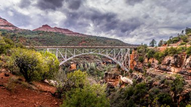 Arizona SR89A 'daki Midgely Köprüsü' nün çelik yapısı Sedona ve Flagstaff arasında. Köprü genişliği Wilson Kanyonu 'nu geçerek Sedona' nın kuzeyindeki Oak Creek Kanyonu 'na bağlanır.