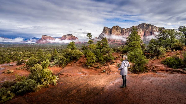 Woman Looking Red Rocks Munds Mountain Surrounding Mountains Town Sedona — Stock Photo, Image