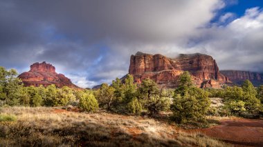 Bell Rock, Munds Dağı ve Adliye Sarayı 'nın kızıl kumtaşı dağları Amerika Birleşik Devletleri' nin Coconino Ulusal Ormanı 'ndaki Kuzey Arizona' da Sedona yakınlarında.